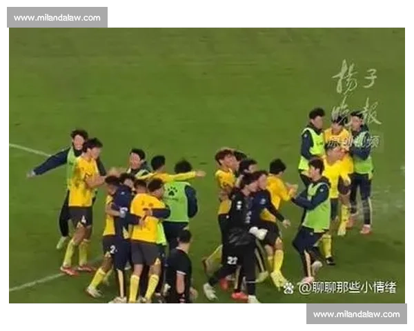 苏超争议一幕！泰州 5 号恶意踹人染红，裁判判罚引球迷集体声讨